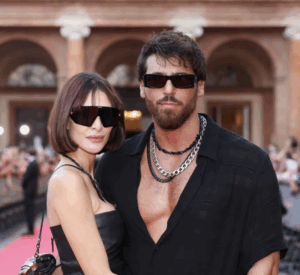 映画祭のレッドカーペットでフォトコールに応えるジャン・ヤマンと恋人のサラ・ブリューマ。全身黒で統一している2人。