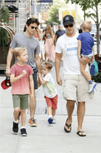 マット・ボマーと家族の写真。