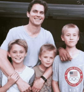 マット・ボマーと息子たち。